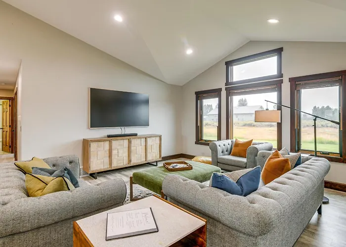 Holiday home Getaway Near Hiking, Skiing & Lakes! *