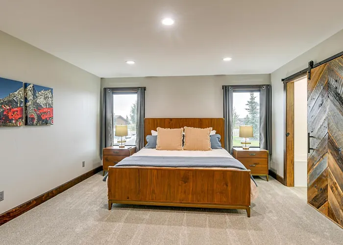 Holiday home Getaway Near Hiking, Skiing & Lakes!