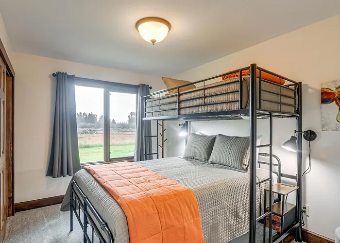Holiday home Getaway Near Hiking, Skiing & Lakes! *