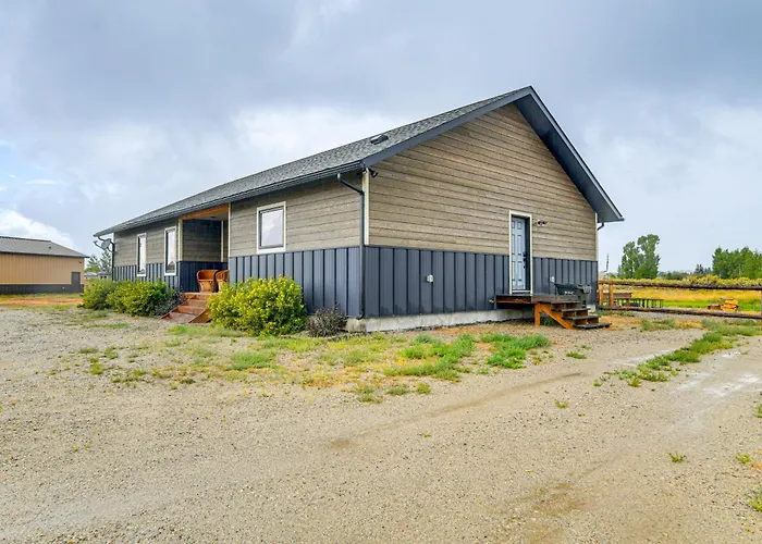 Holiday home Getaway Near Hiking, Skiing & Lakes! *